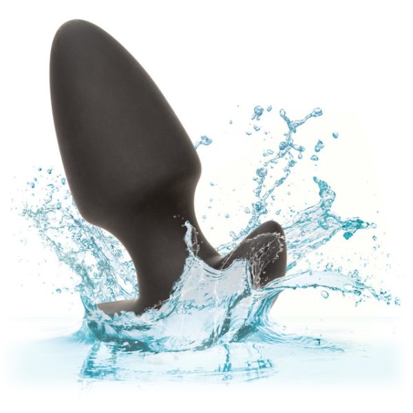 Plug IPX7 immergé partiellement dans l’eau du bain